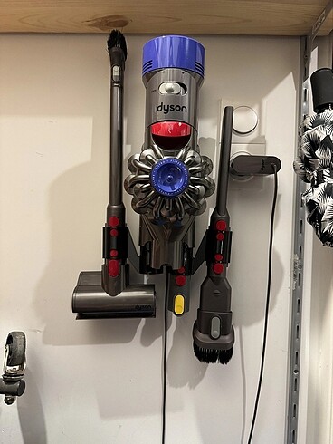 Dyson V15 süpürgeniz için özel olarak tasarlanan bu duvar standı