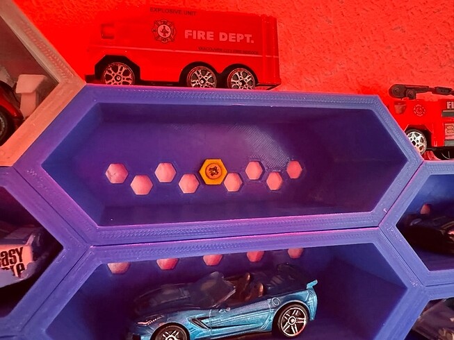 Beden Renk Hotwheels duvar standı