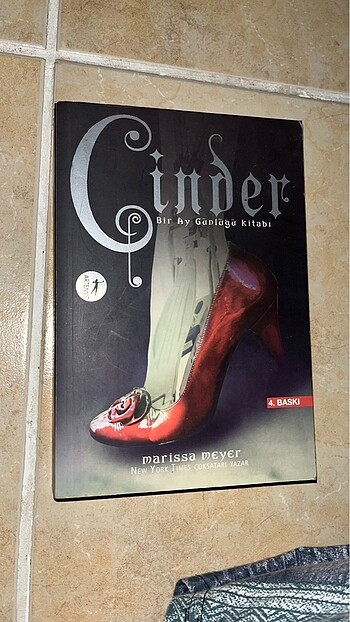 Cinder serinin 2. Kitabı