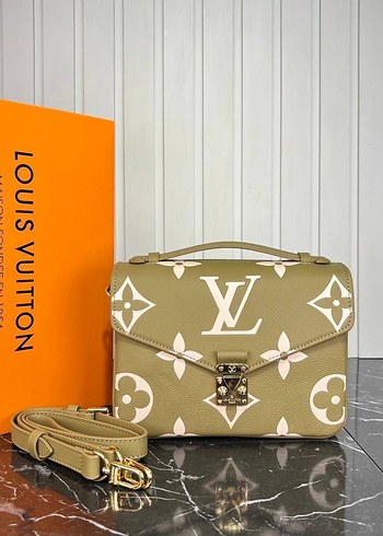 Louis Vuitton Louis Vuitton Pochette Metis.
