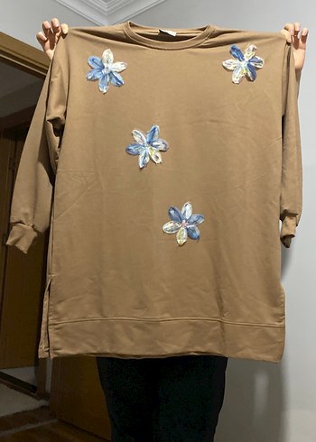 Çiçek Nakışlı Kahverengi  Tişörtü - Görsel 2