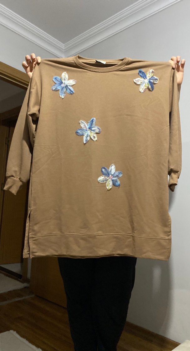 Çiçek Nakışlı Kahverengi  Tişörtü - Görsel 2