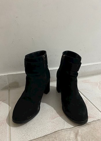 Siyah Süet Tokalı Blok Topuklu Kadın Bot - Görsel 3