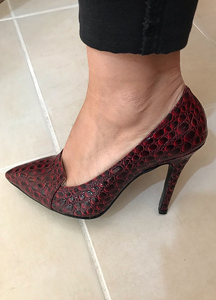 Yılan derisi stiletto