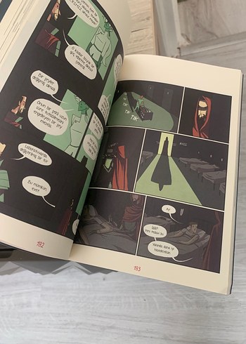  Nimona - Noelle Stevenson Çizgi Roman