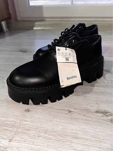 BERSHKA BOT ETİKETLİ GECEN SEZON