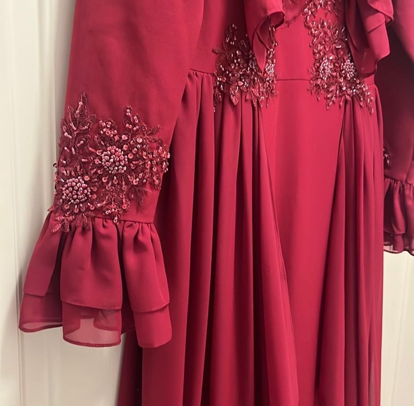 Bordo Uzun Kollu Fırfırlı İşlemeli Abiye Elbise - Görsel 4