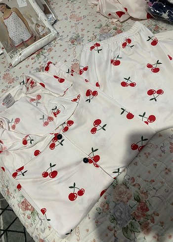 Diğer Beyaz Kiraz Desenli Kadın Pijama Takımı