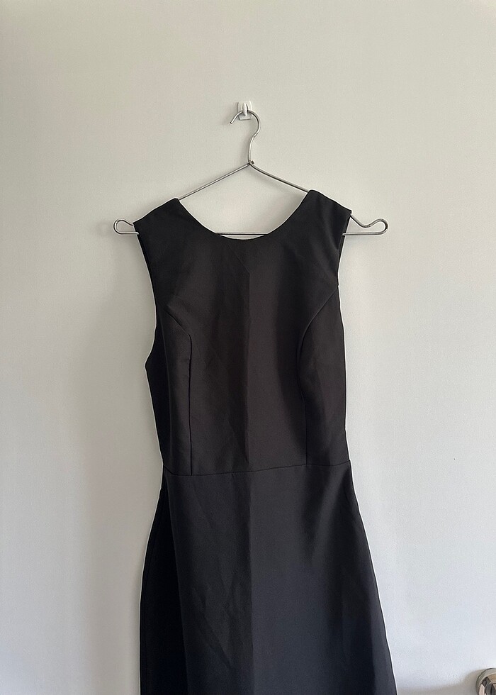 Siyah sırt dekoltesi elbise - Görsel 3