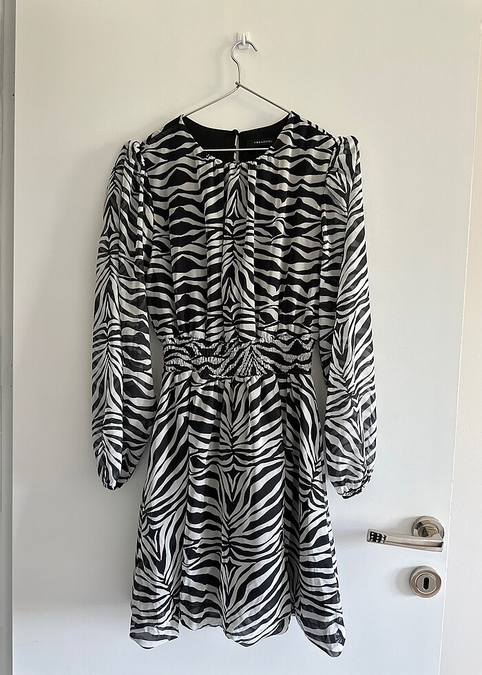 Siyah beyaz gipeli elbise - Görsel 2