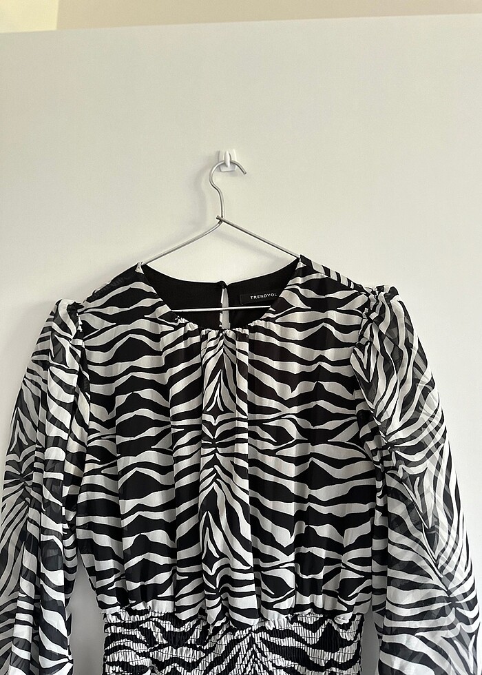 Siyah beyaz gipeli elbise - Görsel 3