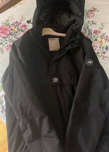 Siyah Kapüşonlu Rahat Kesim Kadın Mont - Görsel 3