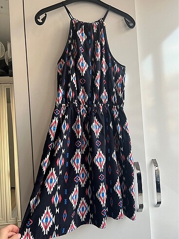 Modern desenli tatil elbisesi