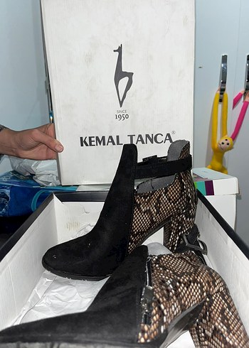 KEMAL TANCA Siyah Süet Yılan Desenli Kadın Topuklu Bot