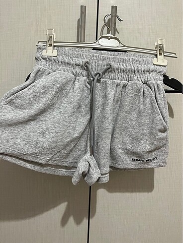 gri bershka şort