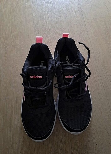 Adidas ayakkabı orijinaldir 