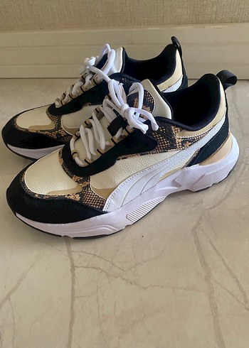 Puma Beyaz Yılan Desenli Bağcıklı Stiletto Topuk Spor Ayakkabı