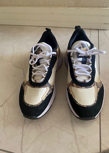 Beyaz Yılan Desenli Bağcıklı Stiletto Topuk Spor Ayakkabı