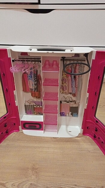 Barbie giysi dolabı