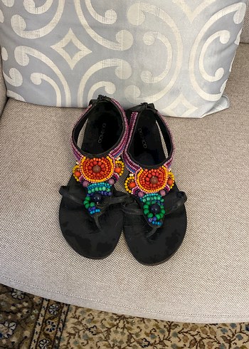 Boncuk Detaylı Çok Renkli Dolgu Topuklu Sandalet