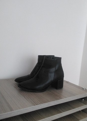 37 Beden Kadın Siyah Deri Tokalı Topuklu Bot