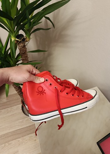 37 Beden kırmızı Renk unisex Kırmızı Benetton marka