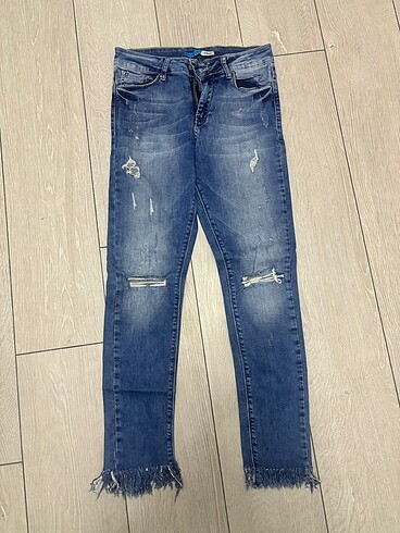 Diz yırtık detaylı pantolon