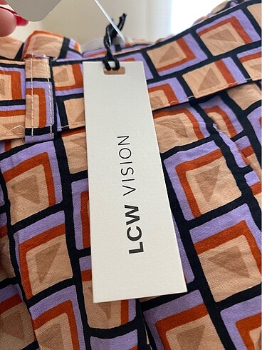 Etiketi üstünde lcw şort - Görsel 2