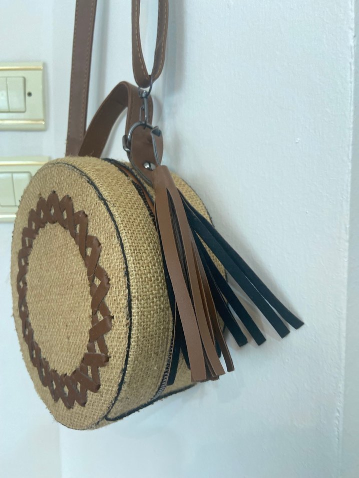 Püsküllü Bej Bohem Nakışlı Yuvarlak Çanta - Görsel 2