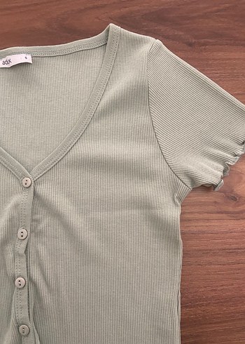 Bej V Yakalı Düğmeli Kısa Kollu Kadın Gömlek - Görsel 3