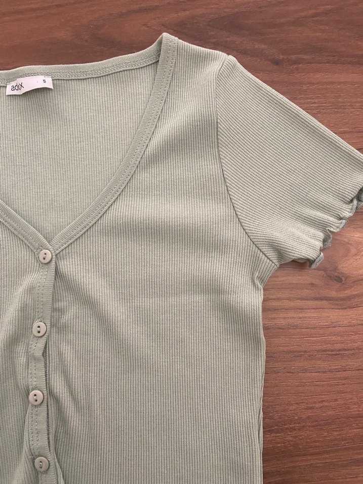 Bej V Yakalı Düğmeli Kısa Kollu Kadın Gömlek - Görsel 3