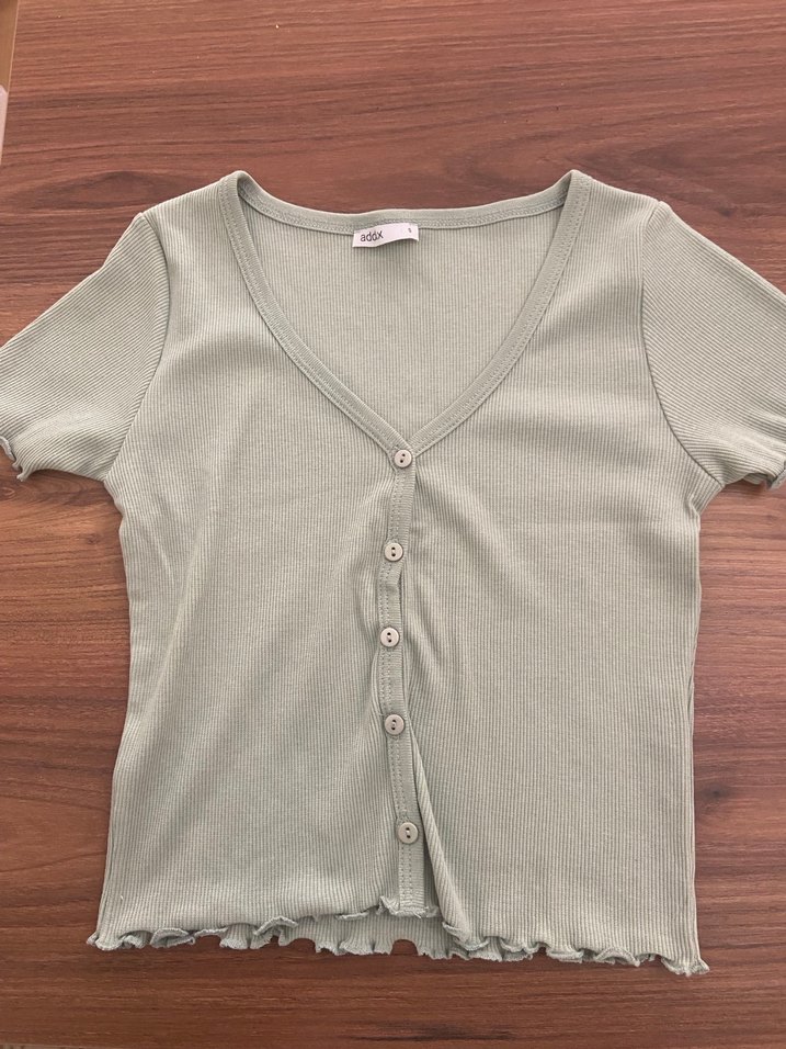 Bej V Yakalı Düğmeli Kısa Kollu Kadın Gömlek - Görsel 2