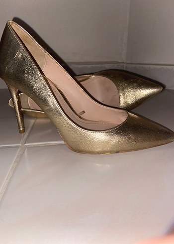 Altın Renkli Deri Stiletto Topuklu Kadın Ayakkabı