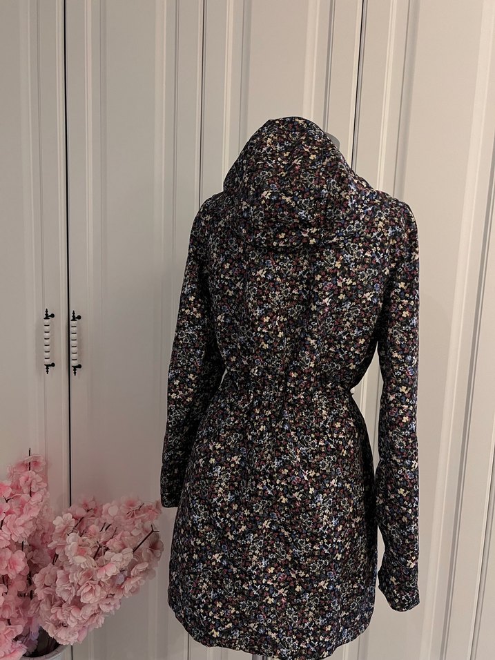 Çiçek Desenli Kadın Uzun Yağmurluk - Görsel 5