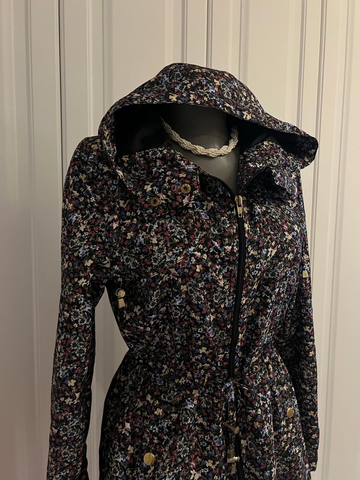 Çiçek Desenli Kadın Uzun Yağmurluk - Görsel 4