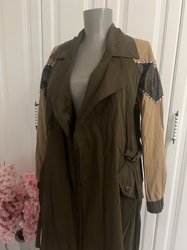 Kahverengi Kamuflaj Desenli Deri Trençkot - Görsel 4