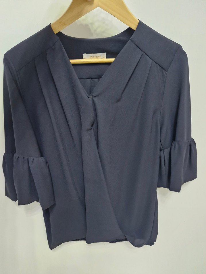 V Yaka Siyahi Pilili Kadın Bluz - Görsel 2