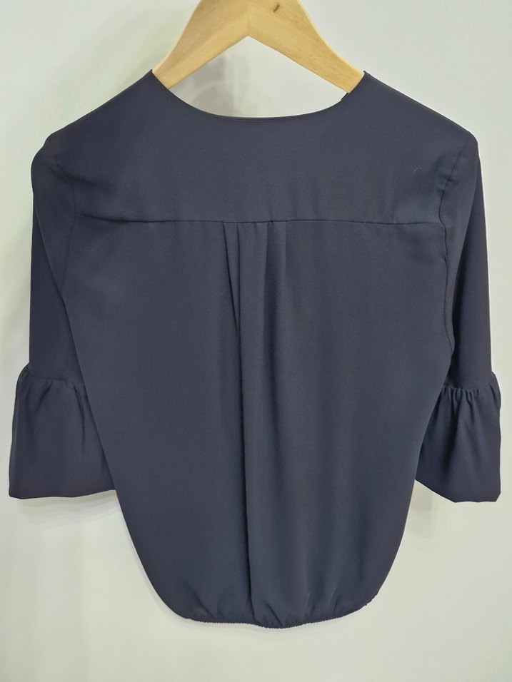 V Yaka Siyahi Pilili Kadın Bluz - Görsel 4