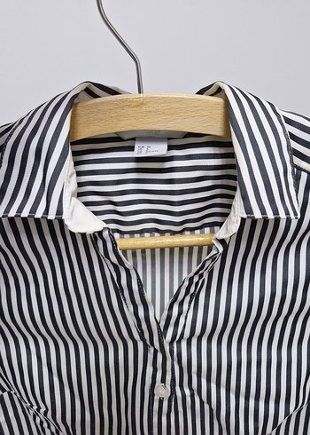 Düğmeli Siyah Beyaz Çizgili Kadın Gömlek - Görsel 3