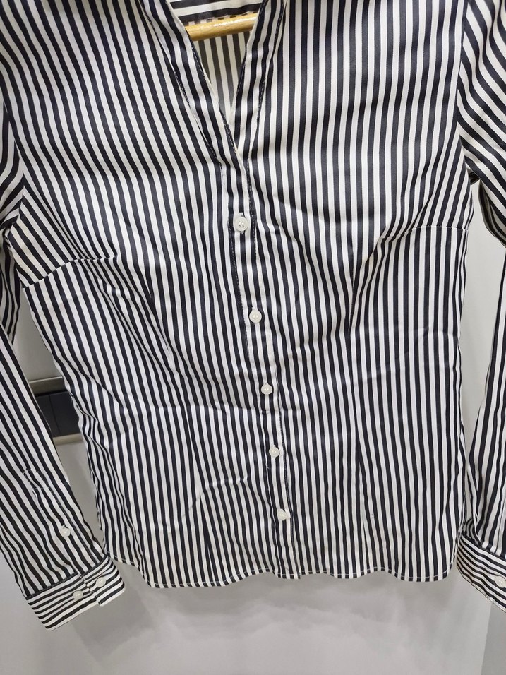 Düğmeli Siyah Beyaz Çizgili Kadın Gömlek - Görsel 2