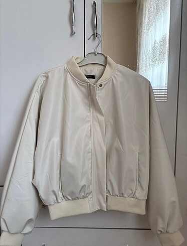 Bej Oversize Büzgü Detaylı Bomber Ceket