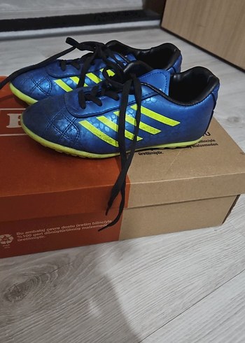 Lacivert Spor Ayakkabı Velcro. Erkek çocuk futbol ayakkabısı