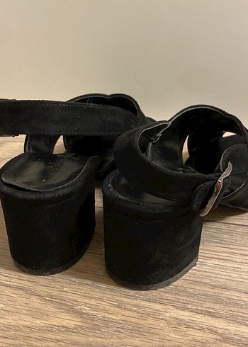 Siyah Süet Tokalı Kadın Topuklu Ayakkabı - Görsel 2