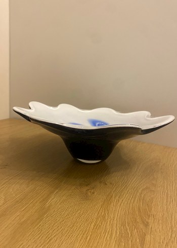 Mavi Çiçek Desenli Dalgalı Kenarlı Özel Yapım Cam Tabak - Görsel 4