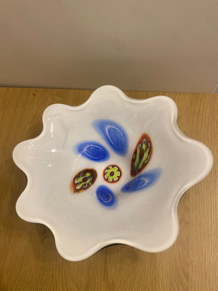 Mavi Çiçek Desenli Dalgalı Kenarlı Özel Yapım Cam Tabak - Görsel 2