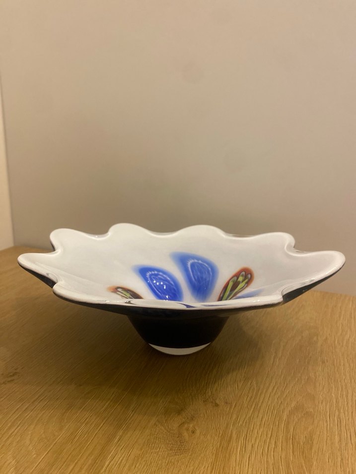 Mavi Çiçek Desenli Dalgalı Kenarlı Özel Yapım Cam Tabak - Görsel 3