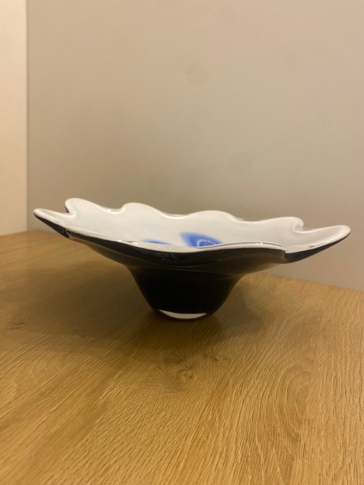 Mavi Çiçek Desenli Dalgalı Kenarlı Özel Yapım Cam Tabak - Görsel 4