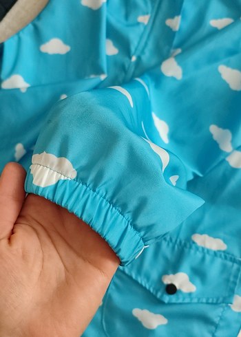 Mavi Bulut Desenli Kız Yağmurluğu - Görsel 2