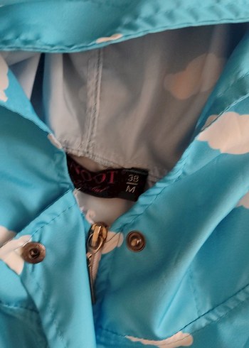 Mavi Bulut Desenli Kız Yağmurluğu - Görsel 3