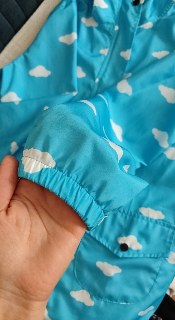 Mavi Bulut Desenli Kız Yağmurluğu - Görsel 2